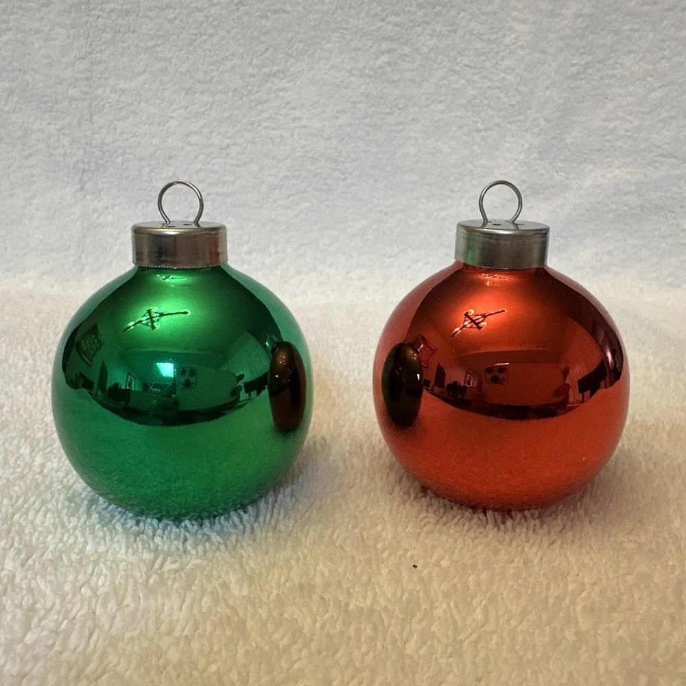 Shiny Christmas Tree Bulbs Salt &‎ Pepper Shakers 2.5 x 2